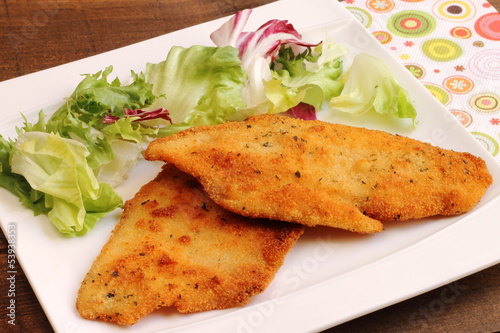 Pollo rebozado con ensalada
