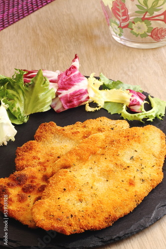Pollo empanado con ensalada