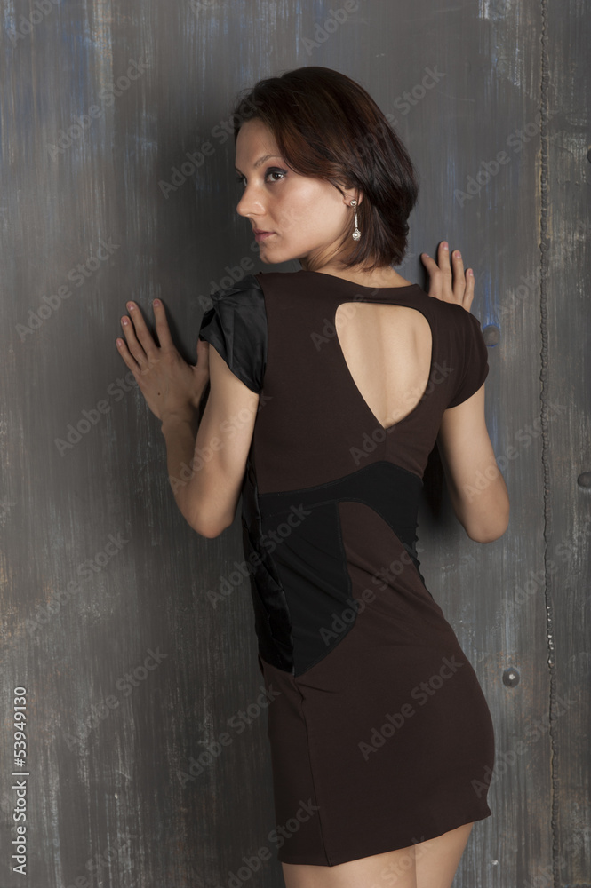 Obraz premium Young girl is standing near the wall