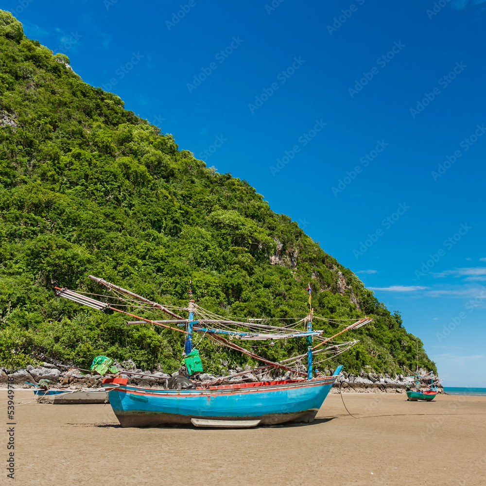 Obraz premium Fishing boat park at beach