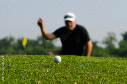 golfspieler schaut auf golfball