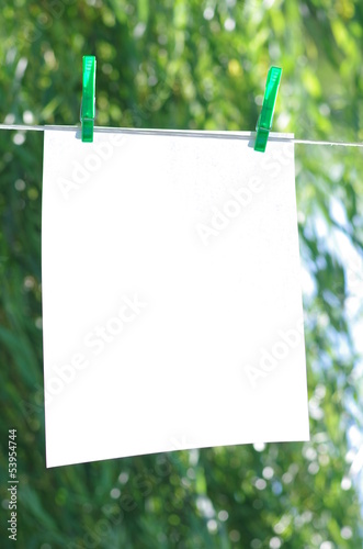 Biała kartka na sznurku do prania