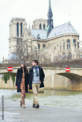 Couple walking near the Notre-Dame in Paris © Ekaterina Pokrovsky