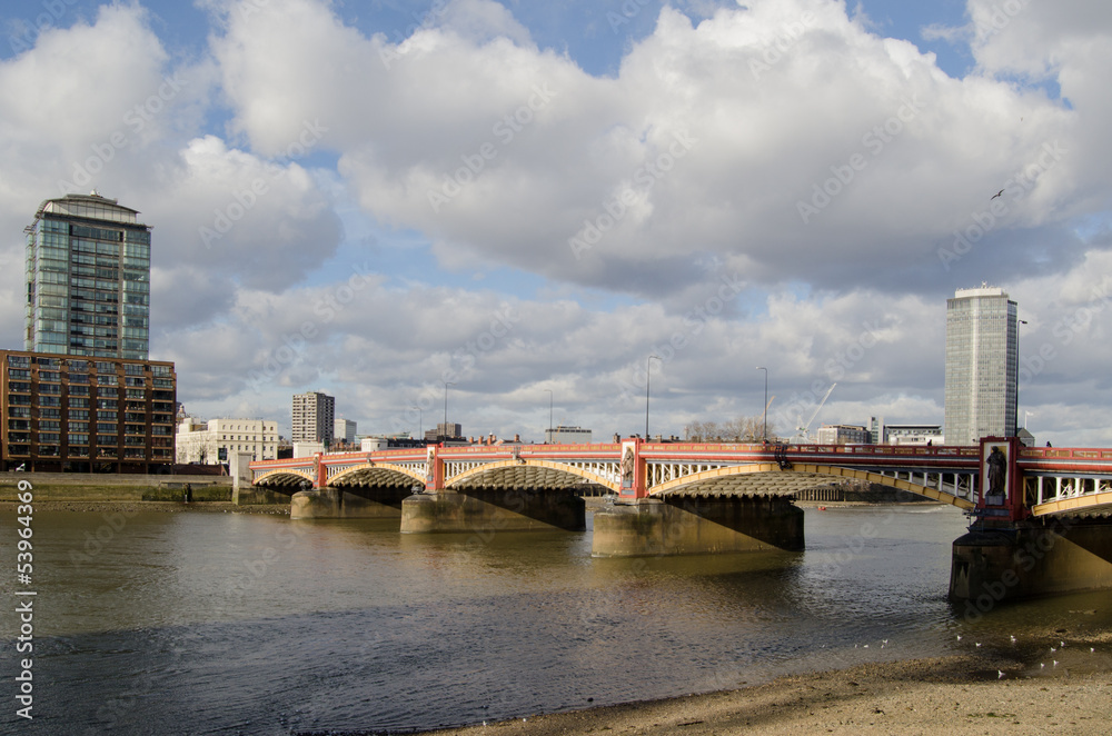 Fototapeta premium Vauxhall Bridge over River Thames