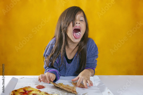 Niña repudia el sabor de una Pizza