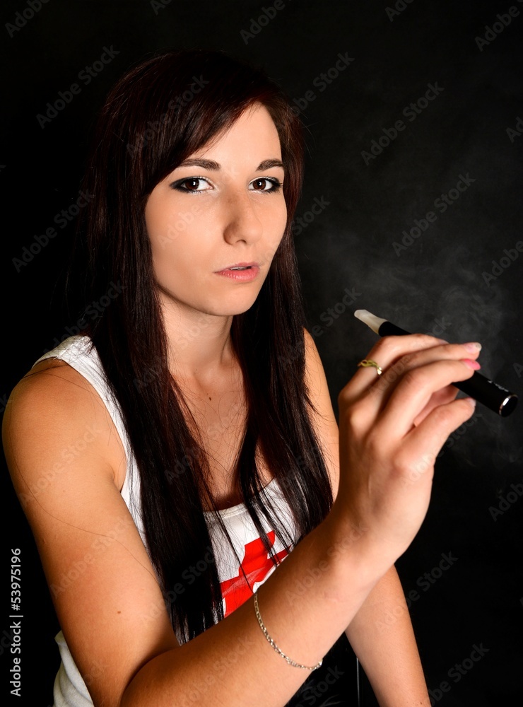 Obraz premium femme avec cigarette