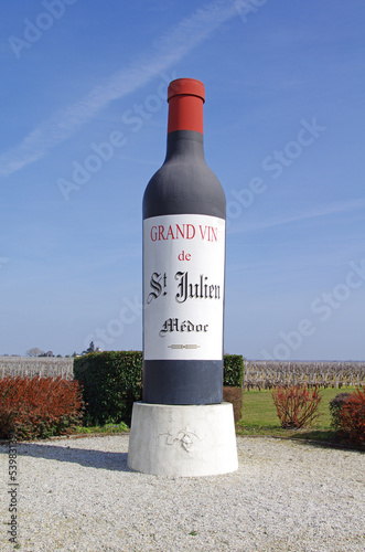 monument en forme de bouteille de vin. St Julien, médoc photo