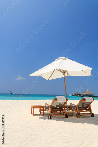 Scenery of the beach with a white parasol © ayusloth