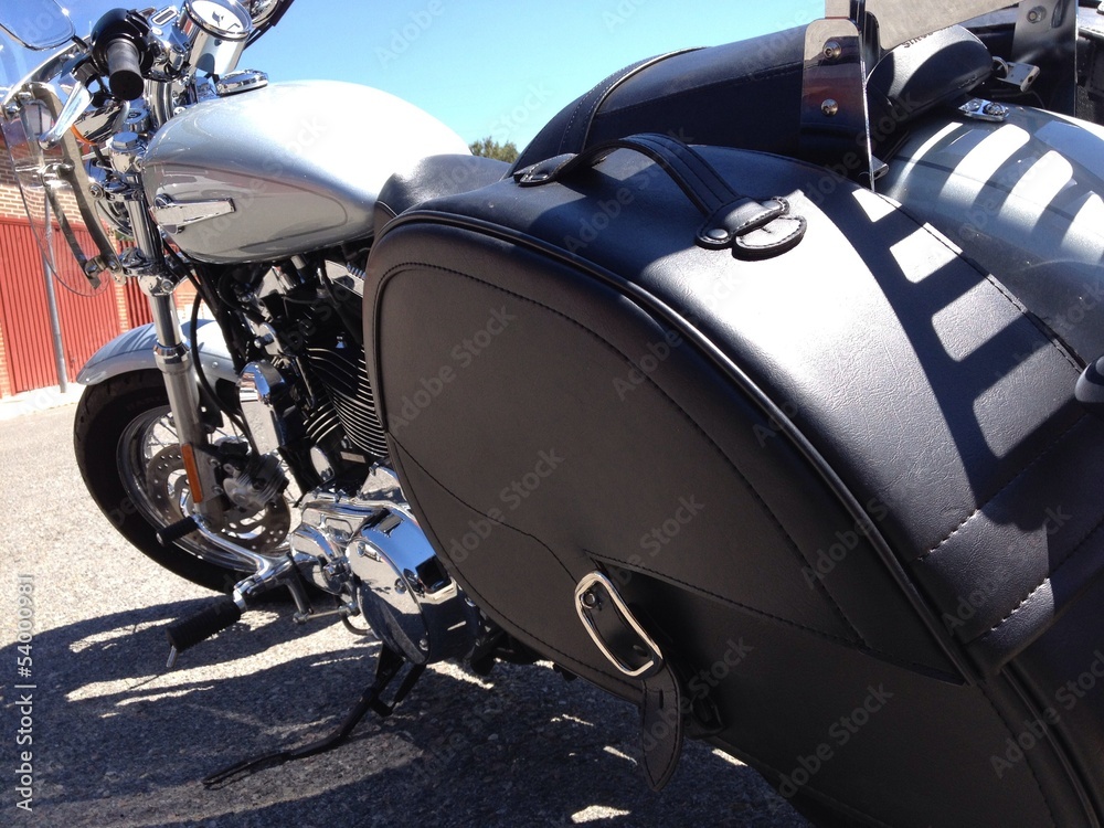 Vista lateral de una moto custom con alforjas foto de Stock