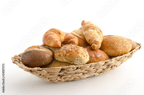 Brötchenkorb mit Brötchen und Croissants