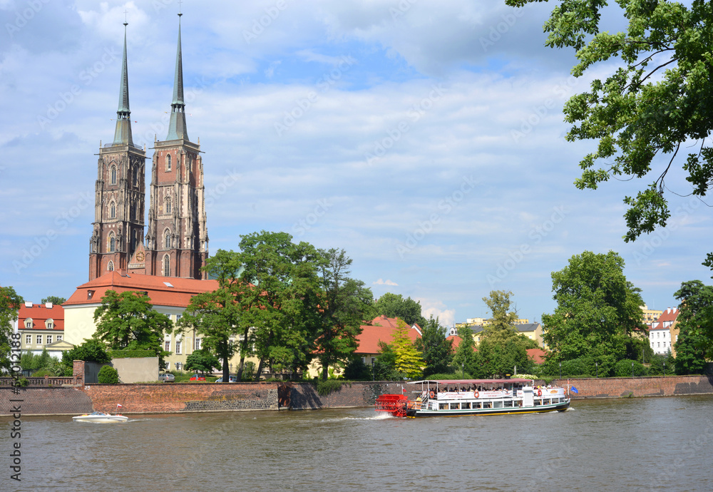 Obraz premium Boats on the river wisla and cathedral in Wroclaw Poland