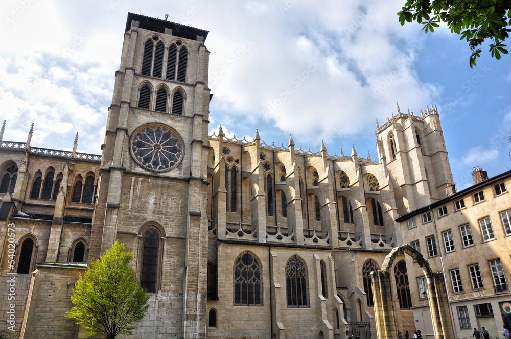 Vista lateral de la catedral de Lyon, gótico francés Vista lateral de la catedral de Lyon, gótico francés