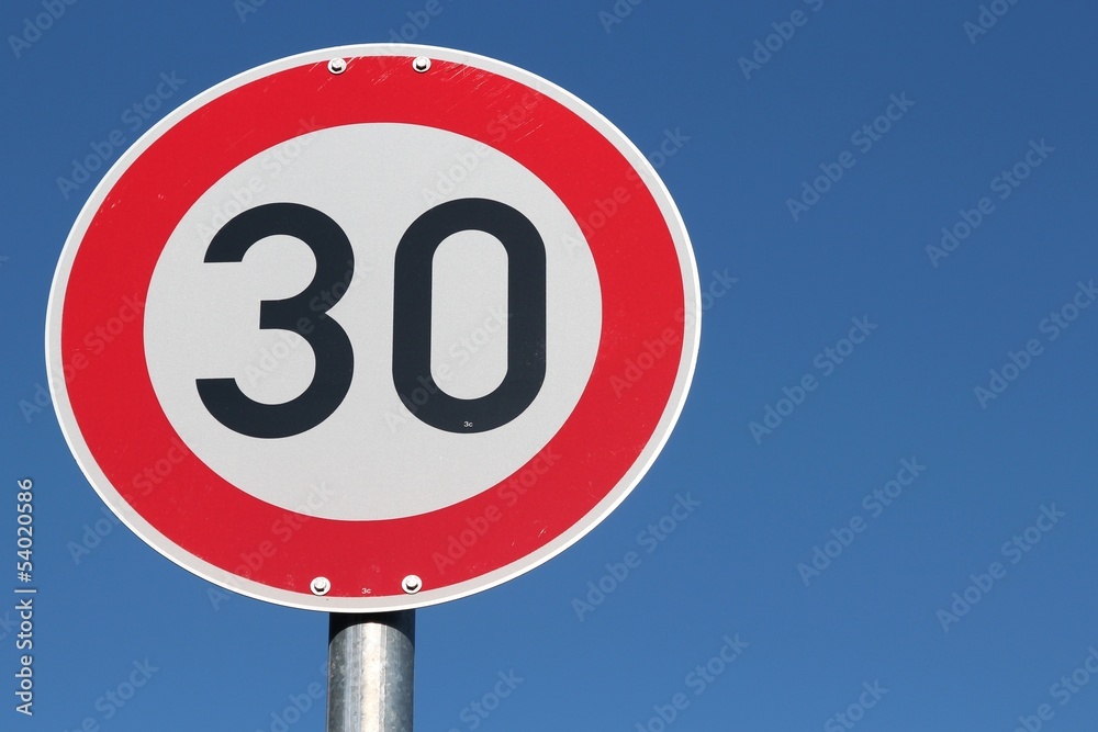 Deutsches Verkehrszeichen: zulässige Höchstgeschwindigkeit 30 km/h Deutsches Verkehrszeichen: zulässige Höchstgeschwindigkeit 30 km/h