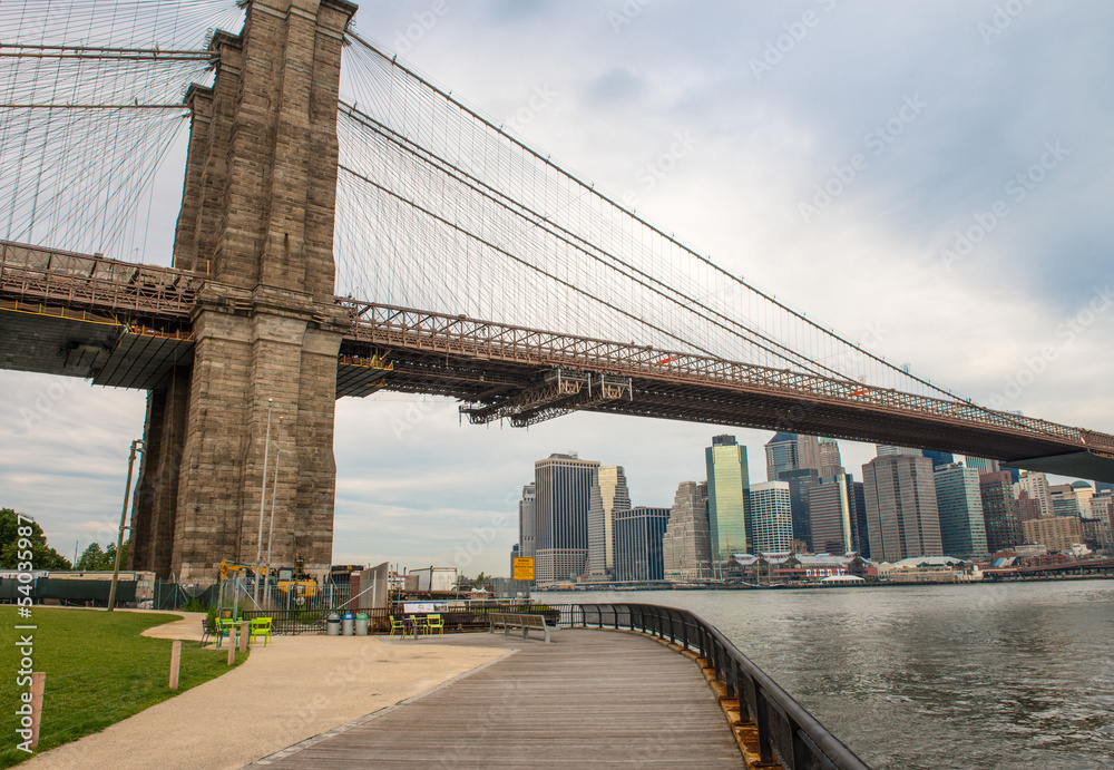 Fototapeta premium The Brooklyn Bridge, view from Brooklyn Bridge Park on a overcas