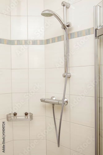 verchromte Dusche mit Armatur