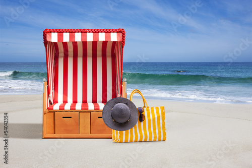 Strandkorb und Badetasche