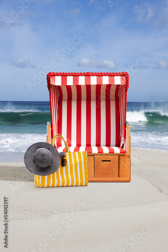 Strandkorb und Badetasche