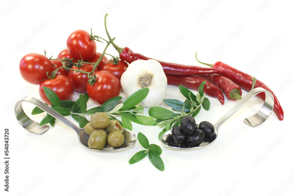 frische Oliven mit Olivenzweigen frische Oliven mit Olivenzweigen