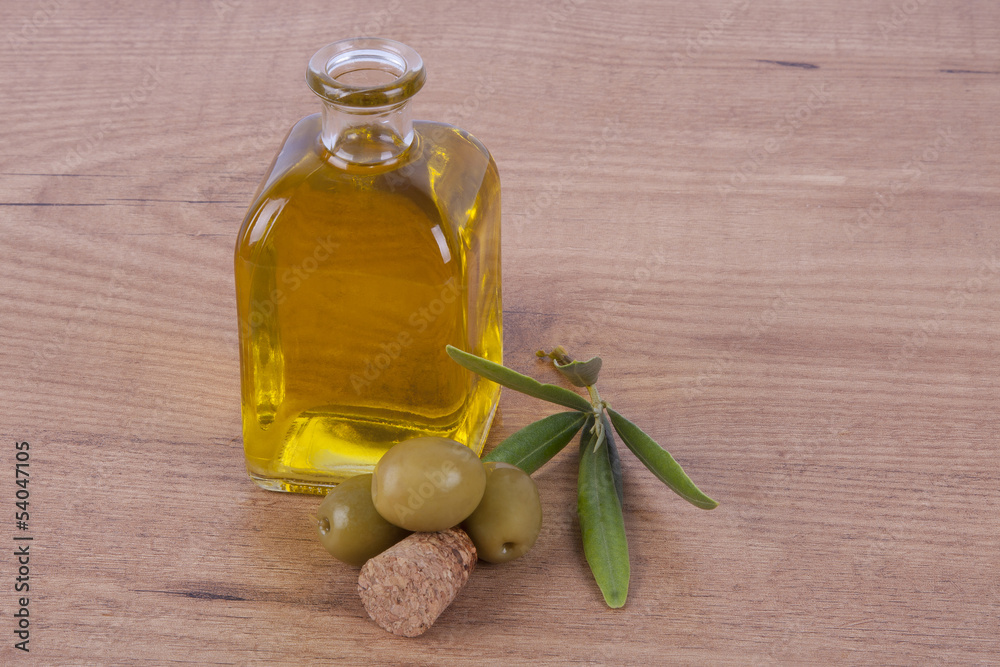 aceitunas y botella de aceite aceitunas y botella de aceite