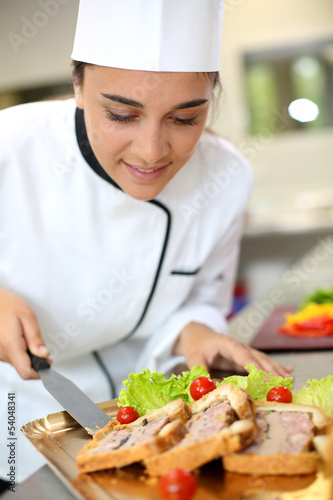 Quadro su tela Portrait of beautiful young caterer preparing food tray