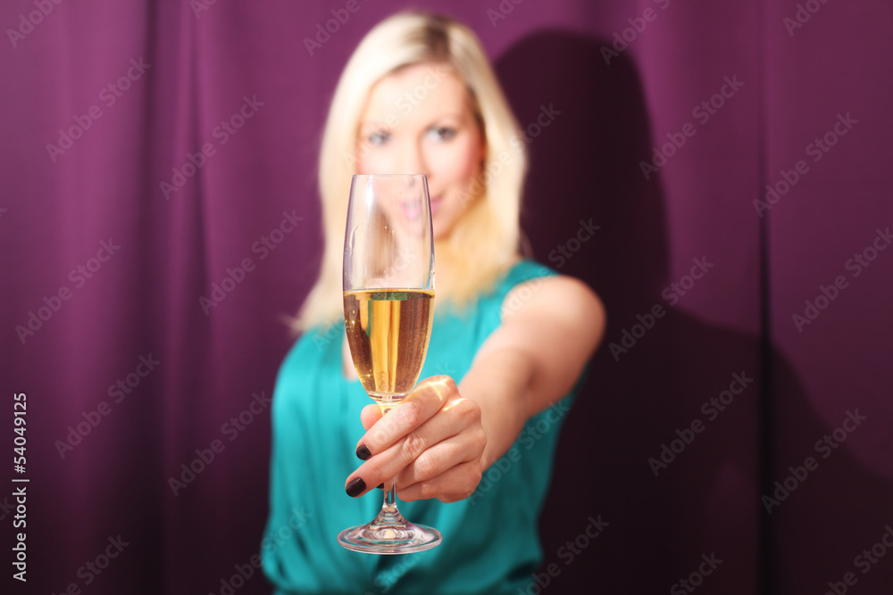 attraktive Frau präsentiert Sektglas attraktive Frau präsentiert Sektglas