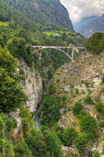 Obraz na płótnie train bridge switzerland w salonie