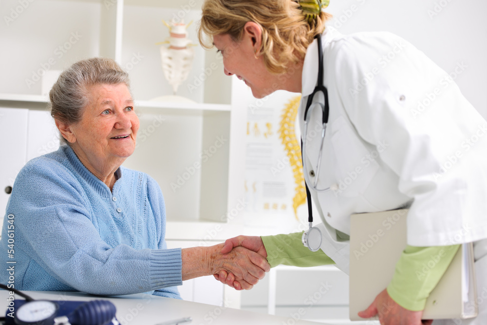 Ärztin begrüßt Patientin in der Praxis Ärztin begrüßt Patientin in der Praxis