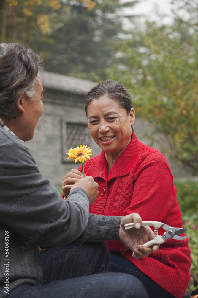 Obraz premium Happy Senior couple with flower