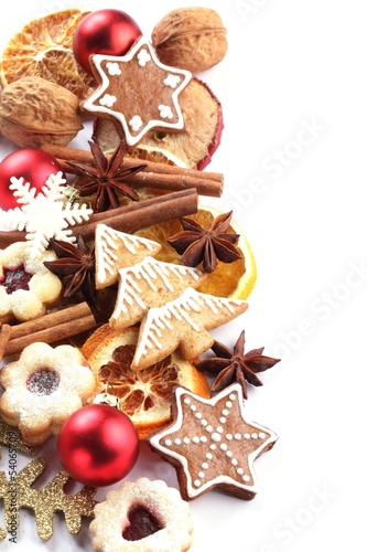 Fototapeta Naklejka Na Ścianę i Meble -  Dry orange and apple slices, spices and Christmas cookies