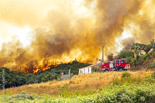 Huge forest fire threatens homes in Portugal photo