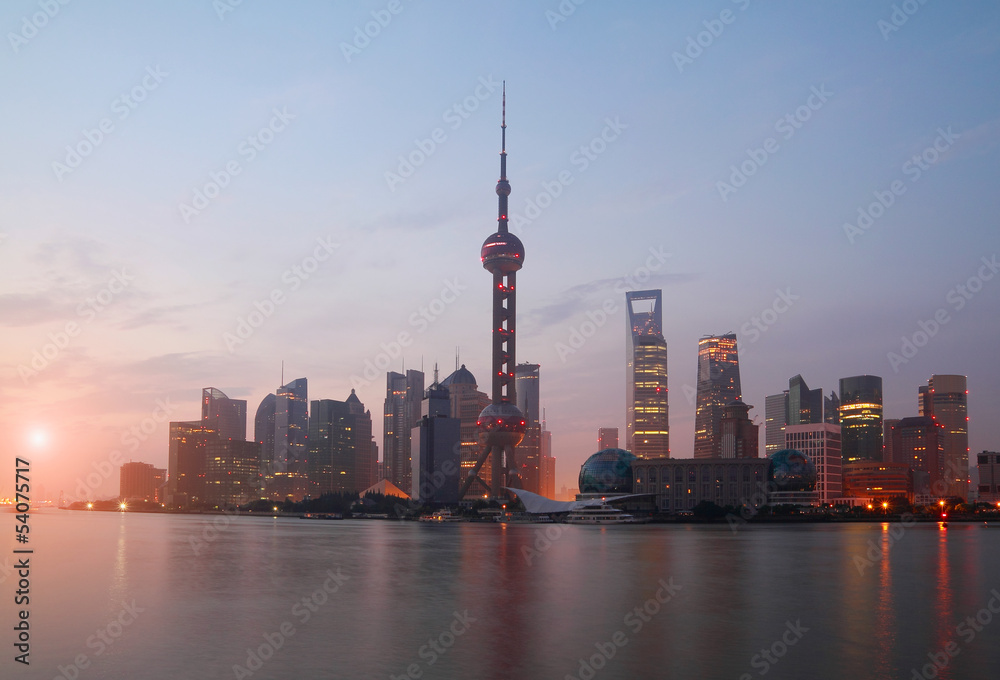 Fototapeta premium Szanghaj bund punkt orientacyjny miejski krajobraz o wschodzie słońca