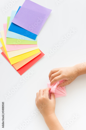 鶴を折る子供の手元 photo
