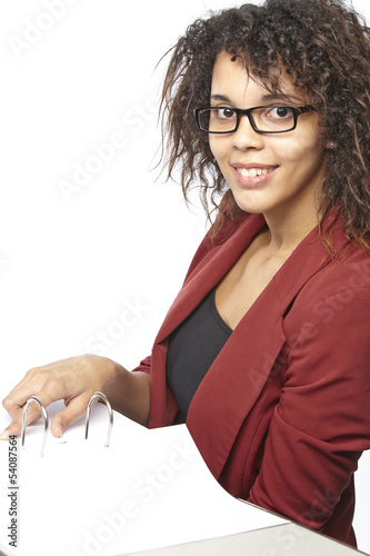 Junge Frau im Businessdress mit Aktenordner photo