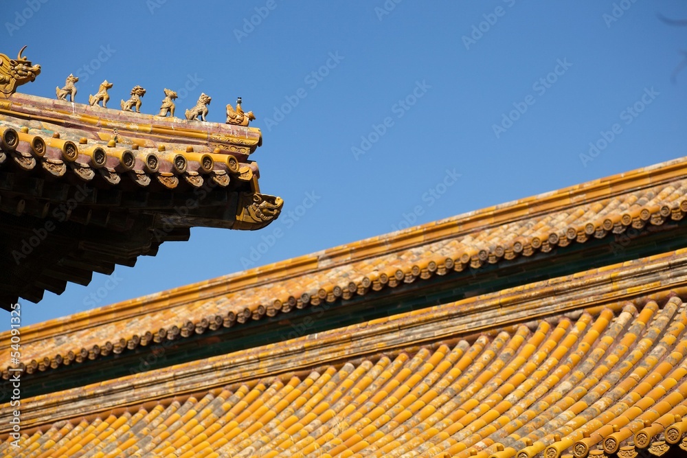 Фигурки зверей на крыше здания Запретного города в Пекине