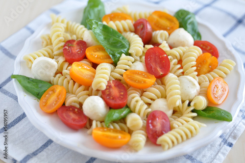 Pasta mit Tomaten, Basilikum und Mozzarella