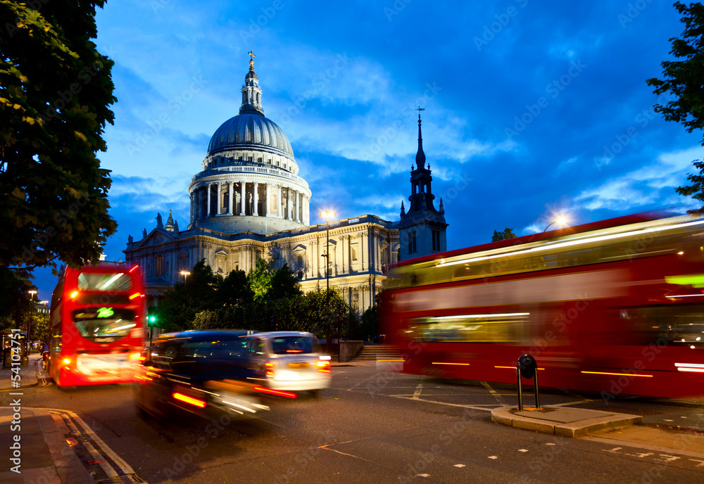 Fototapeta premium St Pauls Cathedral at dusk