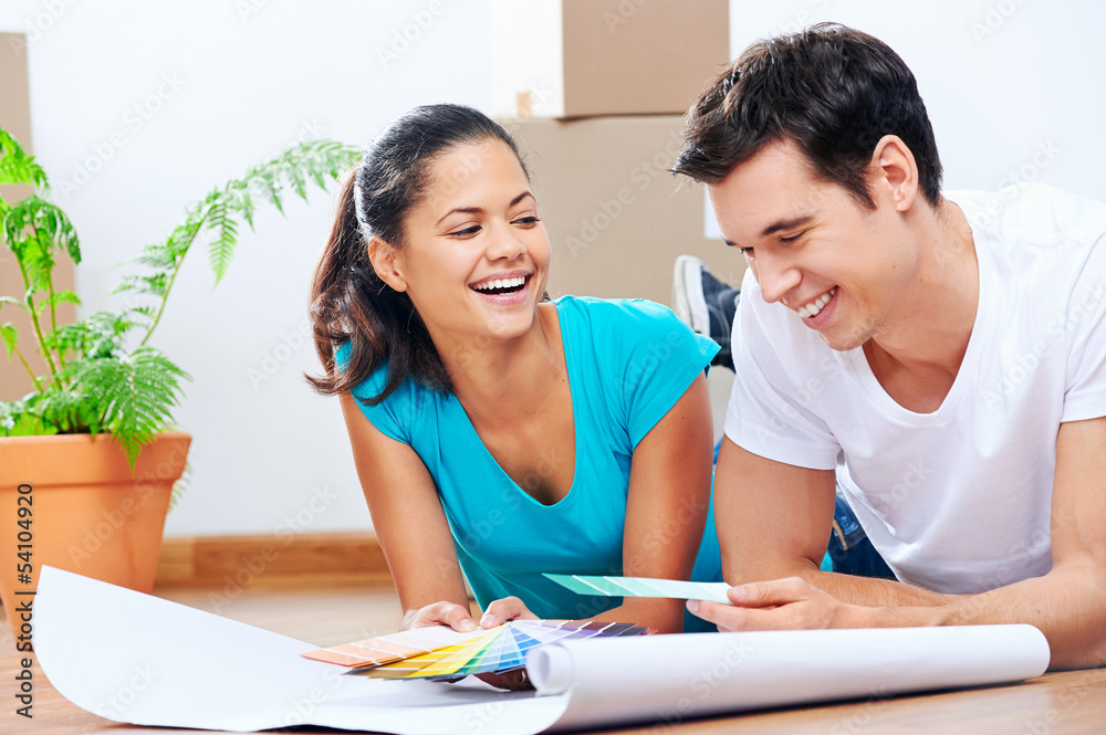 Obraz premium new home plans couple