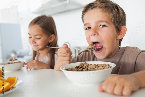 Obraz na płótnie Boy eating cereal while having breakfast