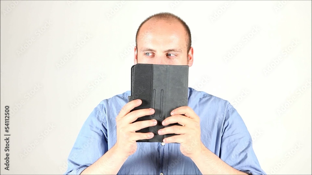 mann hinter tablet