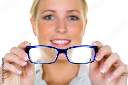 Frau h  lt eine Brille