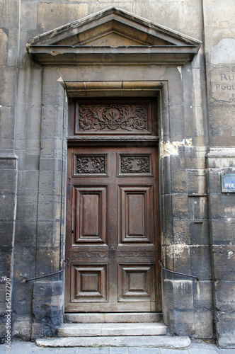 grande porte d'une église - Paris