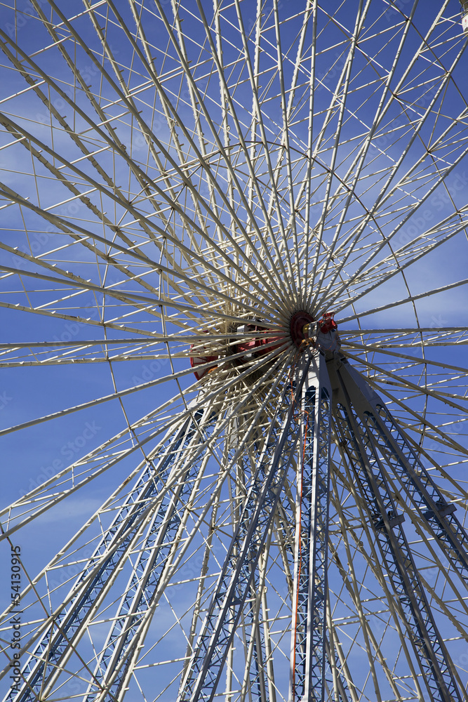 Riesenrad mit Speichen und Metallstangen Riesenrad mit Speichen und Metallstangen