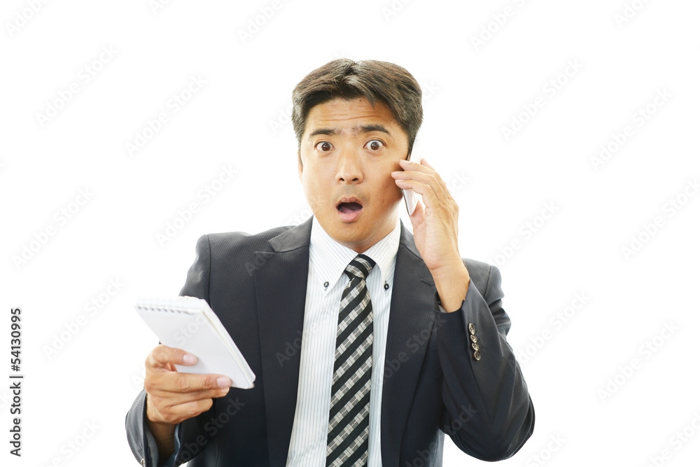 驚いた表情のビジネスマン
