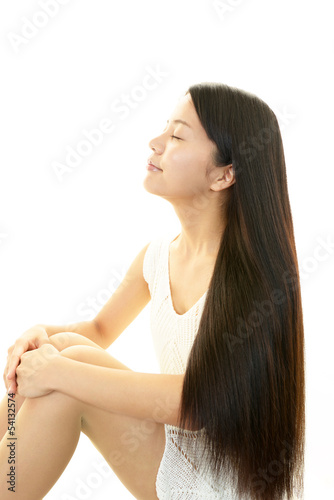 寛ぐロングヘアの女性