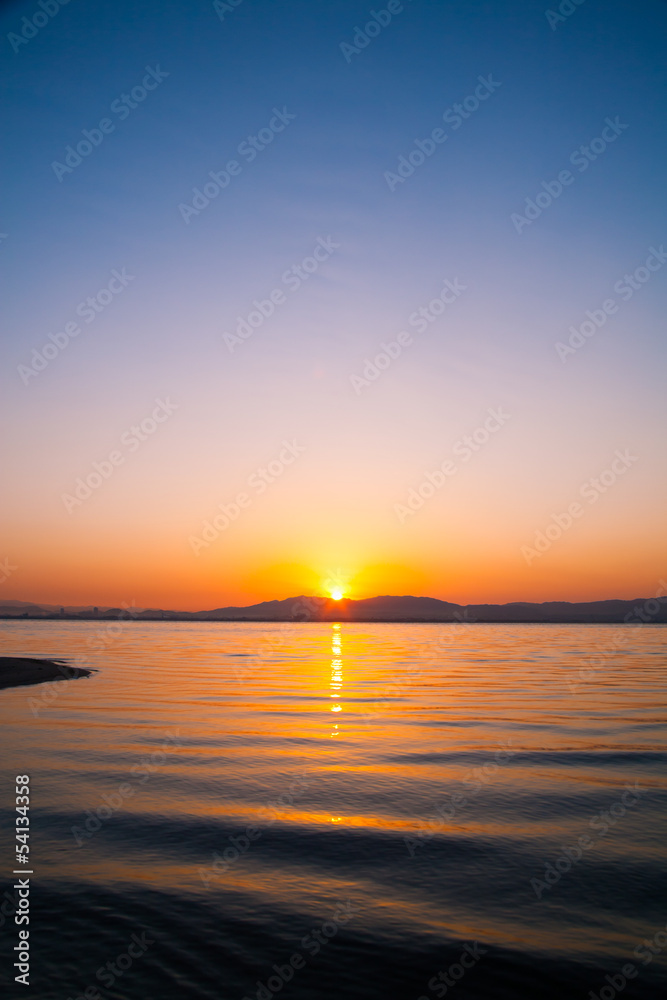 Obraz premium 湖畔の朝日