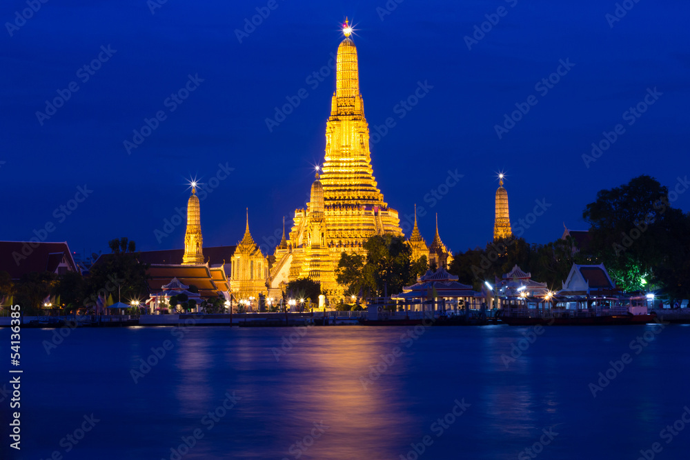 Fototapeta premium Twilight of Wat Arun Buddhist religious places