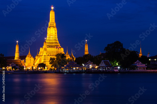 Twilight of Wat Arun Buddhist religious places of importance to © WITSANU