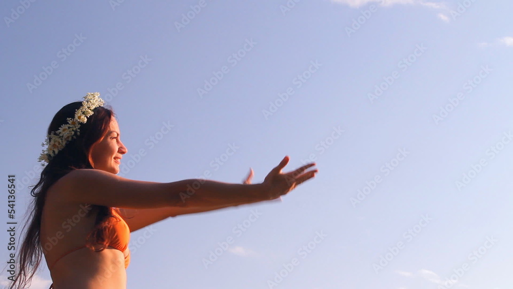 девушка, женщина  в венке из ромашек, цветов