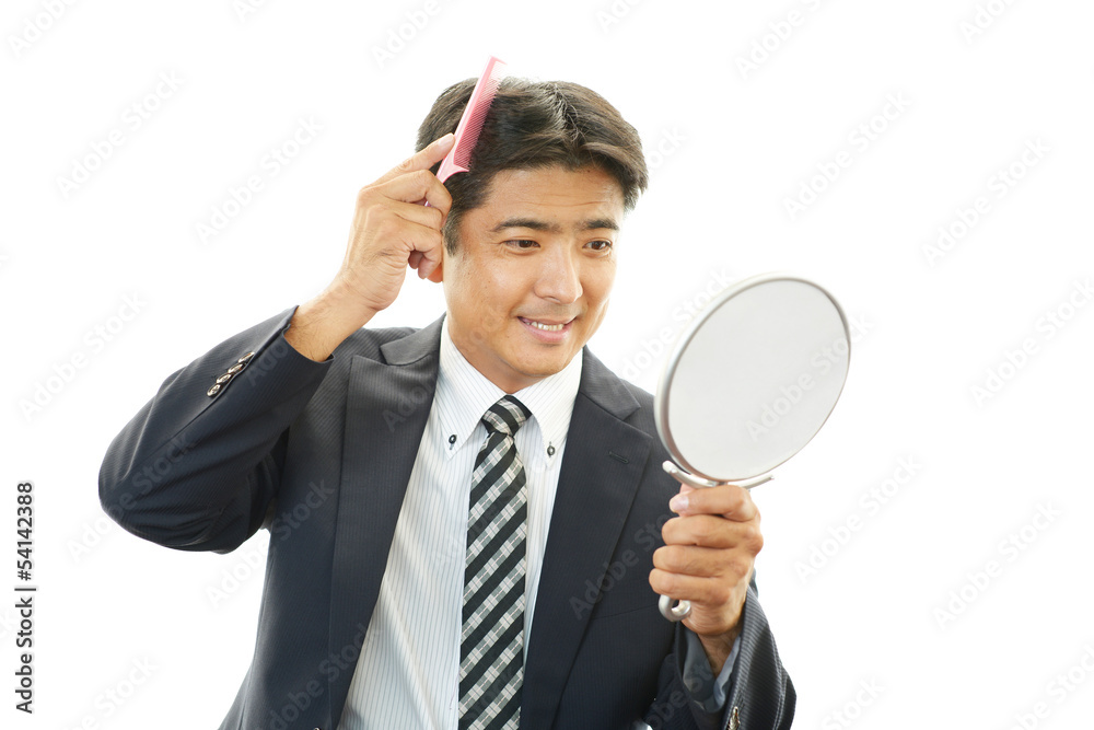 ヘアーセットに満足するビジネスマン