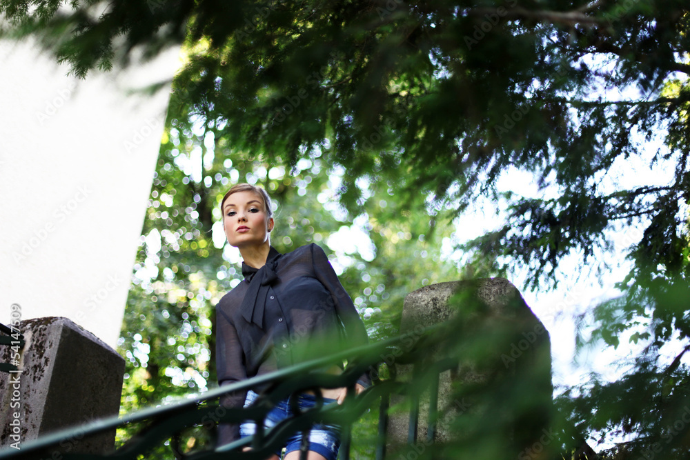 attraktives Model posiert auf einer Treppe attraktives Model posiert auf einer Treppe